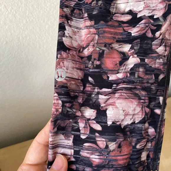 Lululemon‎ Crop II Nulux 19" Crop Pink Floral Print Leggings SZ 6 - Picture 4 of 6